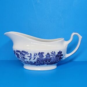 Churchill Staffordshire England Georgian Shape Blue Willow 8 1/4" Gravy Boat EUC